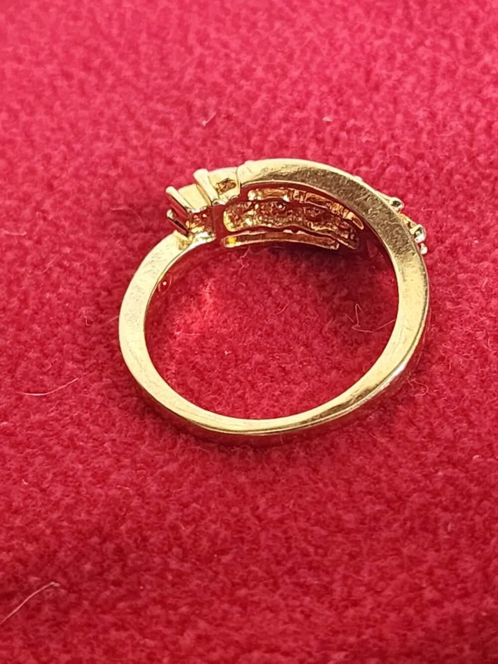Avon Y2K Gold Tone Vintage Faux Purple Amethyst and Crystal Rhinestone Row Ring